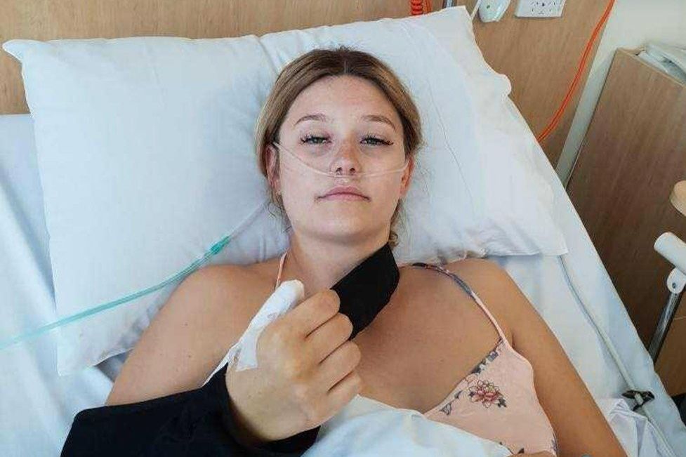 Courtney Whithornová si okusovala nehet na palci do takové míry, že se jí po čase na daném místě rozvinula rakovina kůže. Kvůli tomu musela podstoupit částečnou amputaci postiženého prstu. 