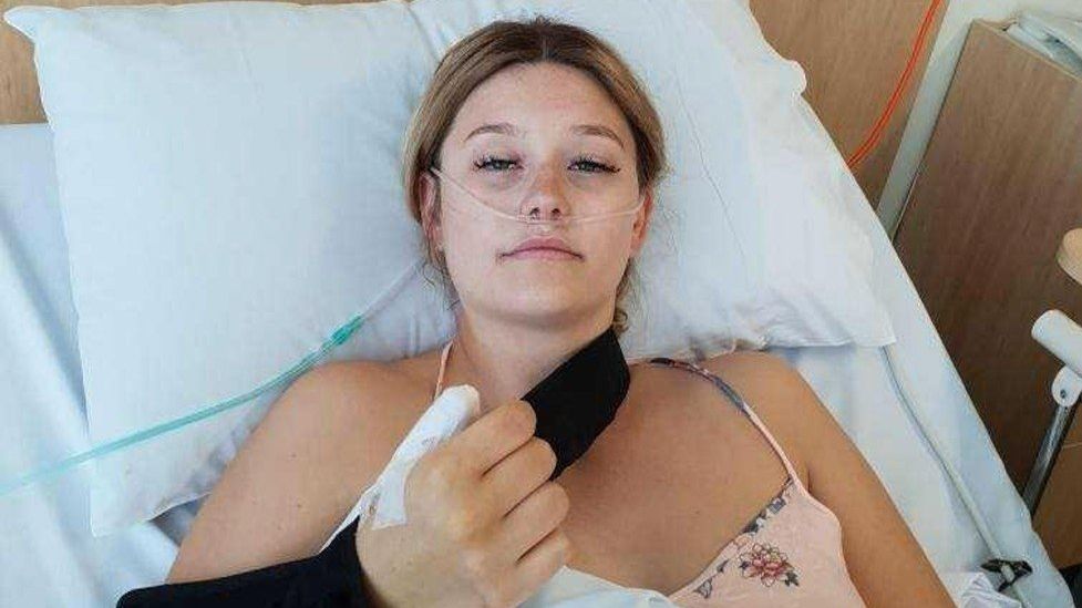 Courtney Whithornová si okusovala nehet na palci do takové míry, že se jí po čase na daném místě rozvinula rakovina kůže. Kvůli tomu musela podstoupit částečnou amputaci postiženého prstu. 