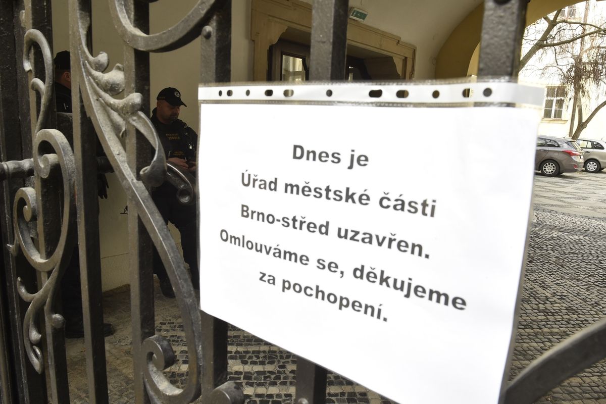 Cedule na mříži informuje 7. března 2019 o uzavření radnice městské části Brno-střed. Na úřadě zasahují policisté z Národní centrály proti organizovanému zločinu (NCOZ).