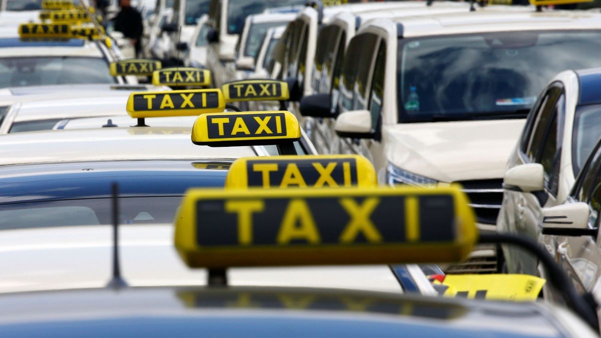 Místo svítilen bude možno taxi nově označovat jen samolepkou.