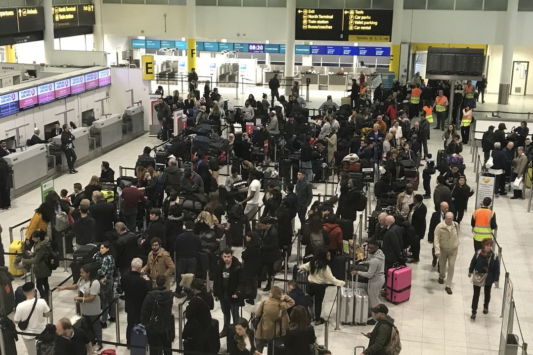 Cestující čekají na odbavení na letišti Gatwick 