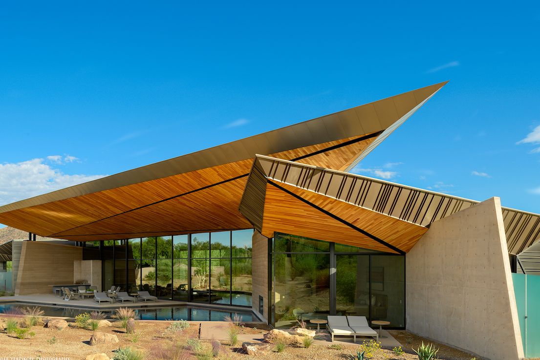 Pro dům je charakteristická střecha připomínající rozlámané kusy země při tektonické činnosti.