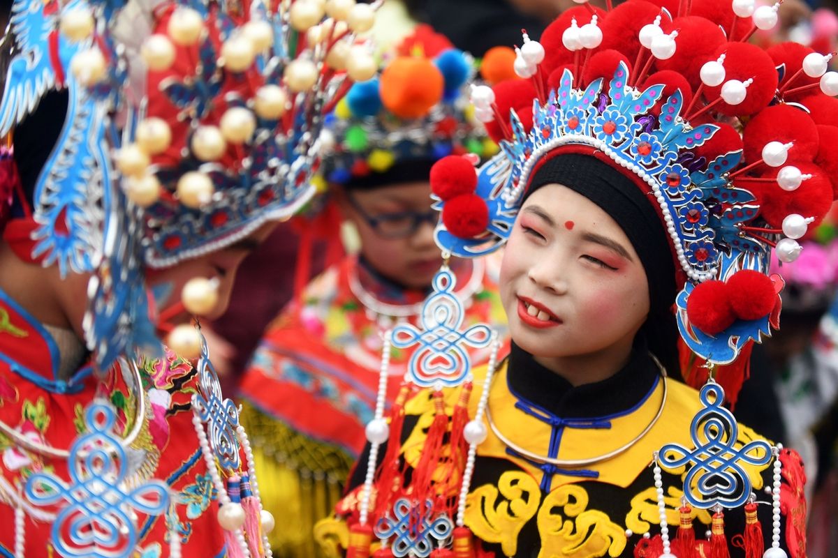 Děti v kostýmech oslavují příchod lunárního Nového roku v čínském Nan-ťingu.