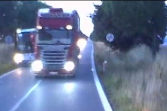 BEZ KOMENTÁŘE: Nebezpečné předjíždění linkového autobusu kamionem na Orlickoústecku