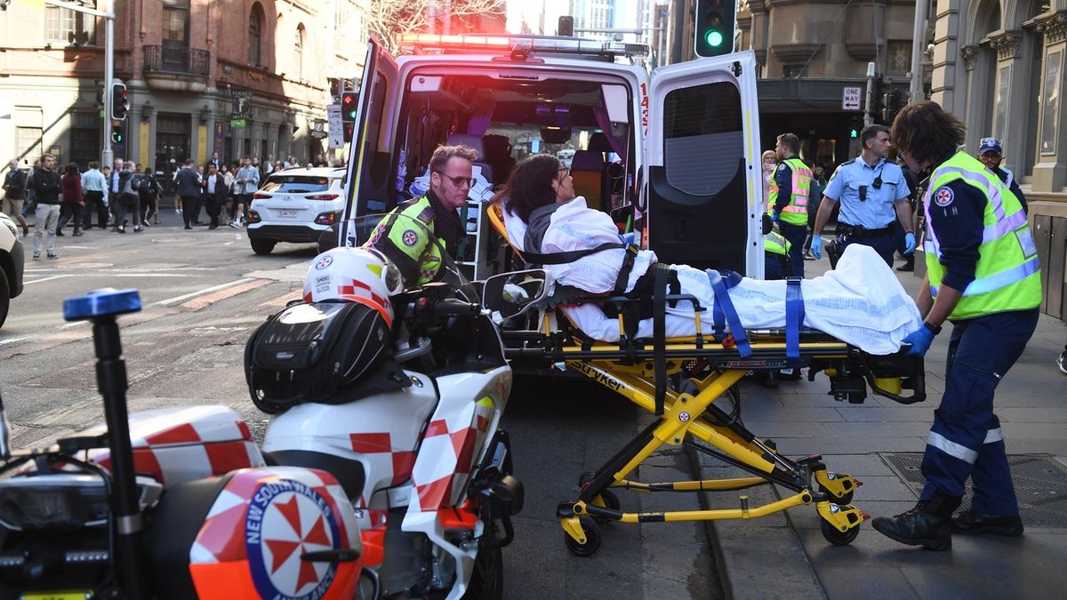 Pobodanou ženu v Sydney převážejí záchranáři do nemocnice.