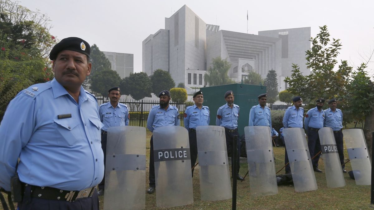 Pákistánští policisté před nejvyšším soudem v Islámabádu.