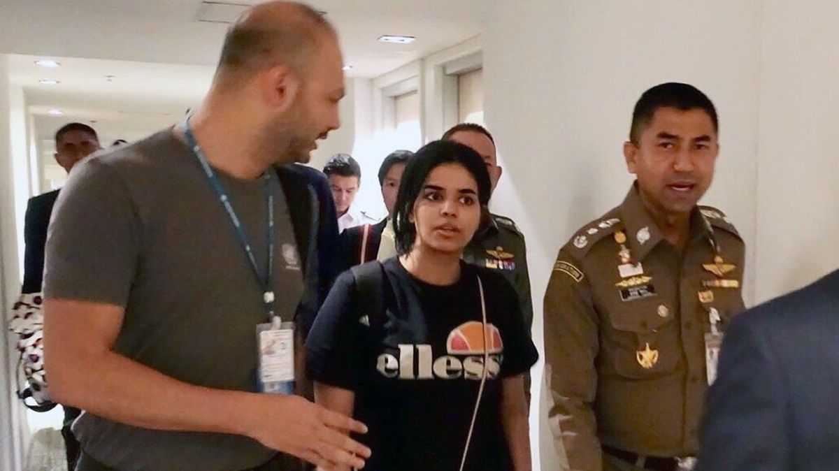Rahaf Kunúnová se zástupcem Úřadu vysokého komisaře OSN pro uprchlíky (vlevo) a šéfem thajské imigrační policie Surachatem Hakparnem (vpravo)