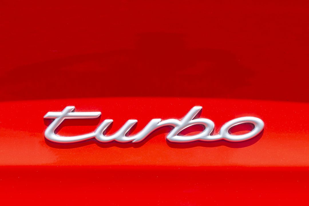 Porsche 911 Turbo vždy bylo vrcholem civilní řady. Tohle logo pochází z generace 993.