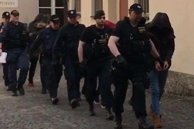 BEZ KOMENTÁŘE: Policie přivádí šest obviněných cizinců k soudu