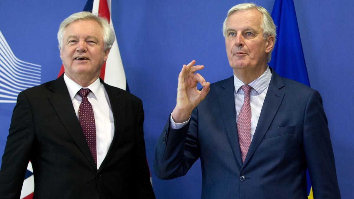 Hlavní vyjednavač EU pro brexit Michel Barnier (vpravo) s britským vyjednavačem Davidem Davisem 