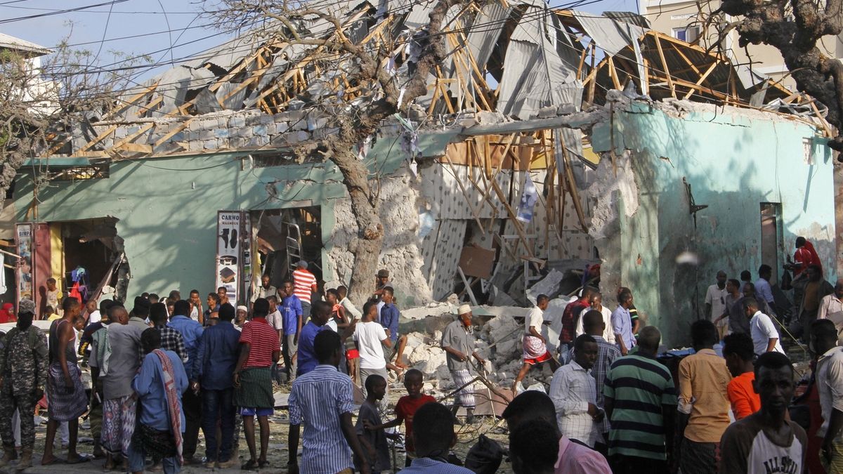 Působení teroristických skupin v už tak rozvrácených státech Sahelu může vyvolat masivní migrační vlnu do Evropy. Na snímku následek teroristického útoku z minulého týdne v Somálském Mogadišo.