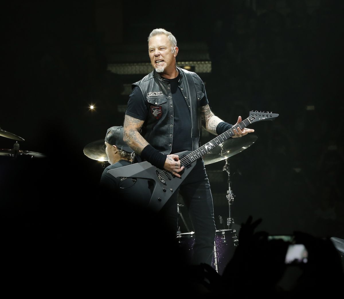 Zpěvák a kytarista James Hetfield. Za ním bubeník Lars Ulrich.