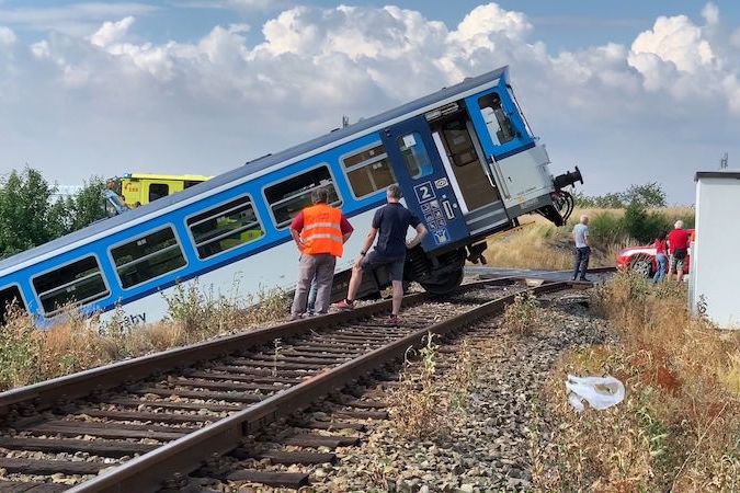 BEZ KOMENTÁŘE: Vážná nehoda vlaku a dodávky na Rakovnicku