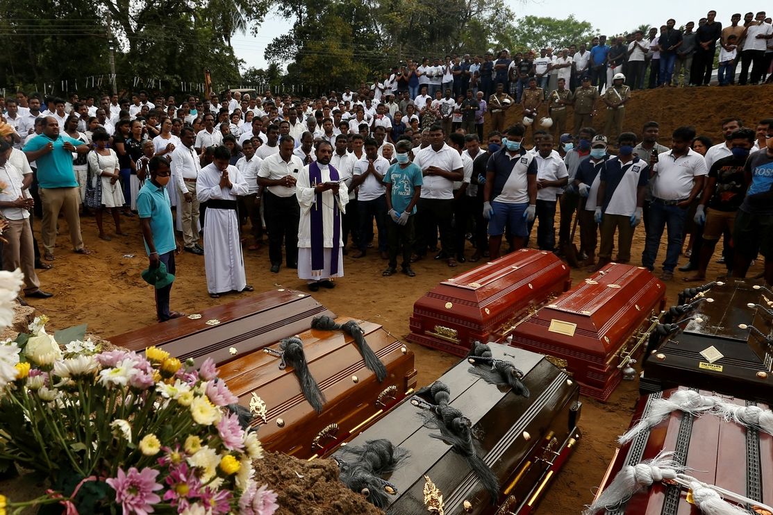 Lidé v Negombu se účastní masového pohřbu obětí nedělního masakru na Srí Lance