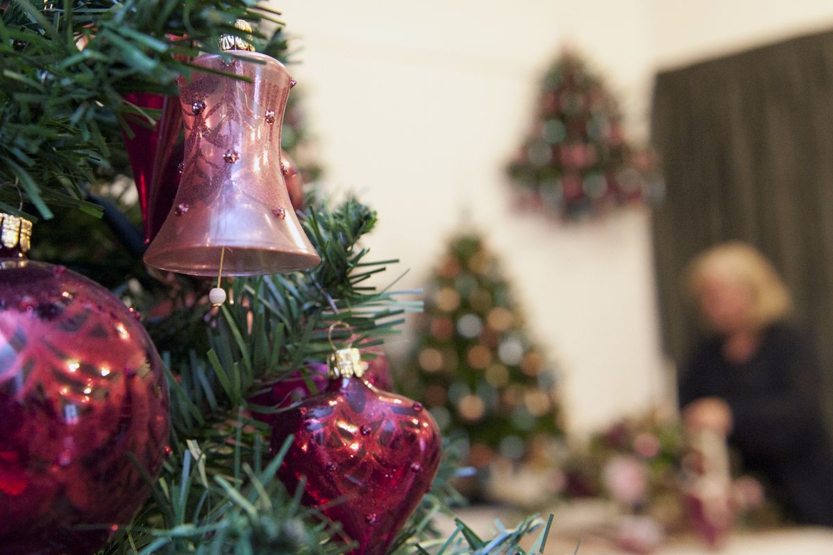 Vánoční výstava v galerii ve vizovickém zámeckém areálu prezentuje letošní trendy ve zdobení. Představuje českou výrobu foukaných skleněných vánočních ozdob. 