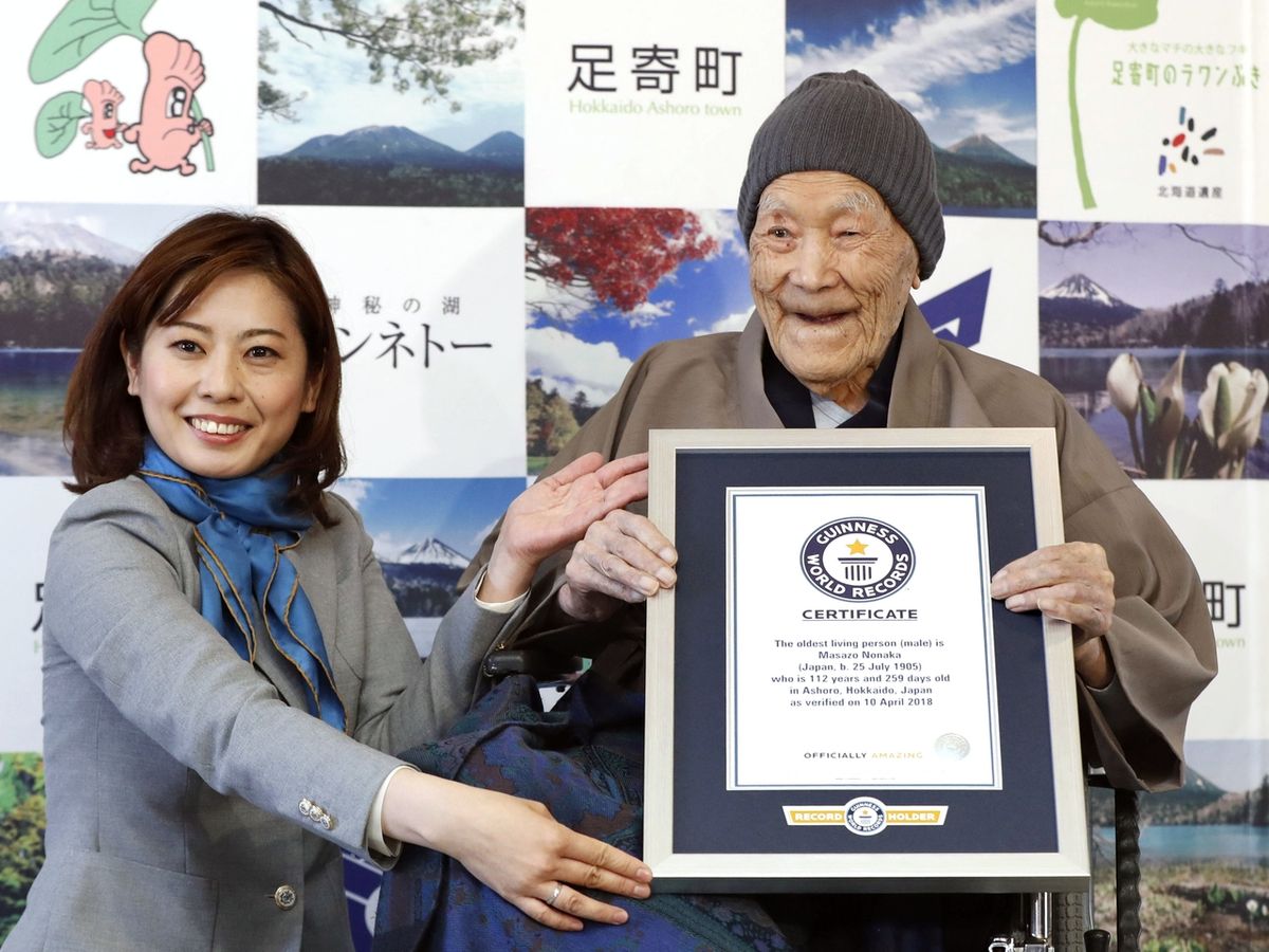 Masazu Nonaka přebírá certifikát, který ho potvrzuje jako nejstaršího muže planety.