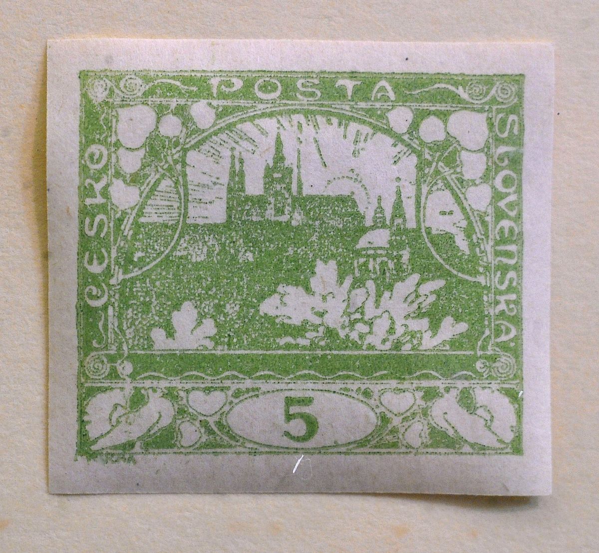 Jako první byla vytištěna takto vypadající zelená pětihaléřová známka.