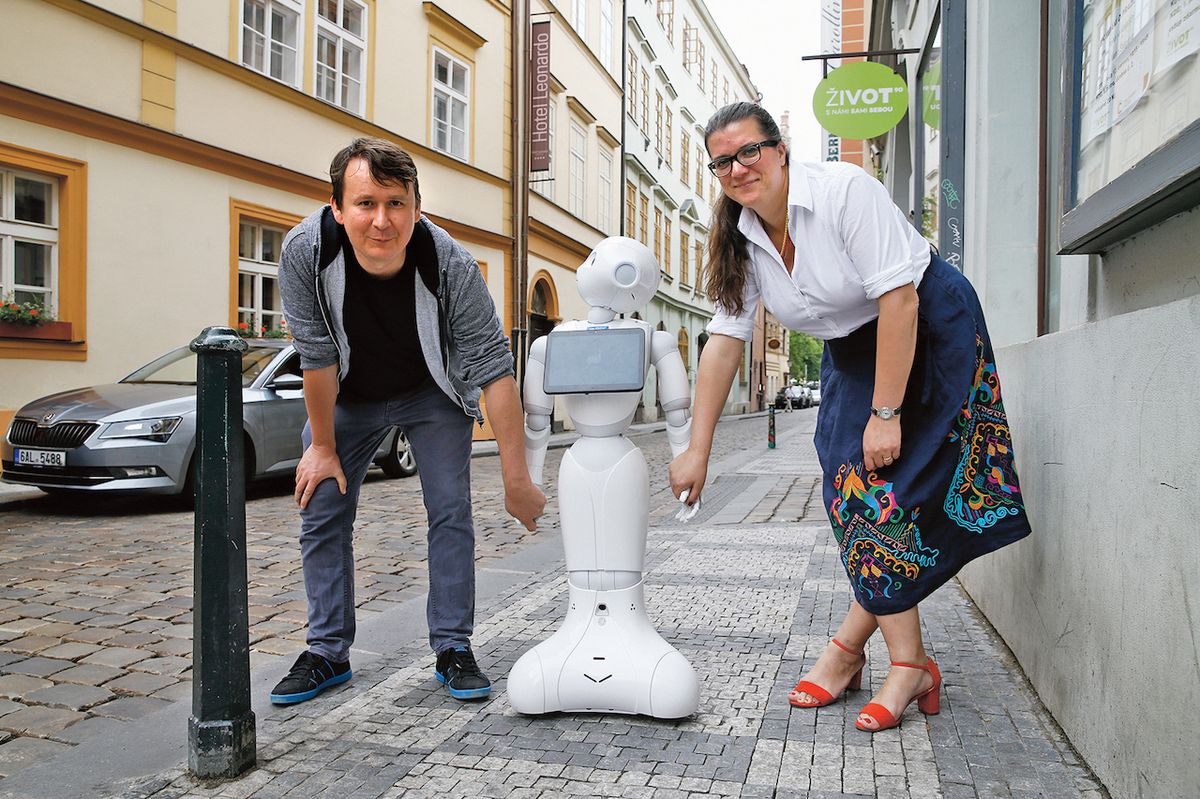 Robot je vlastně jen jiná krabice na obsah, který máme třeba v telefonech. Jeho přidaná hodnota spočívá v interakci a zábavě,“ říkají Lucie Vidovićová z MU a Michal Vavrečka z ČVUT.