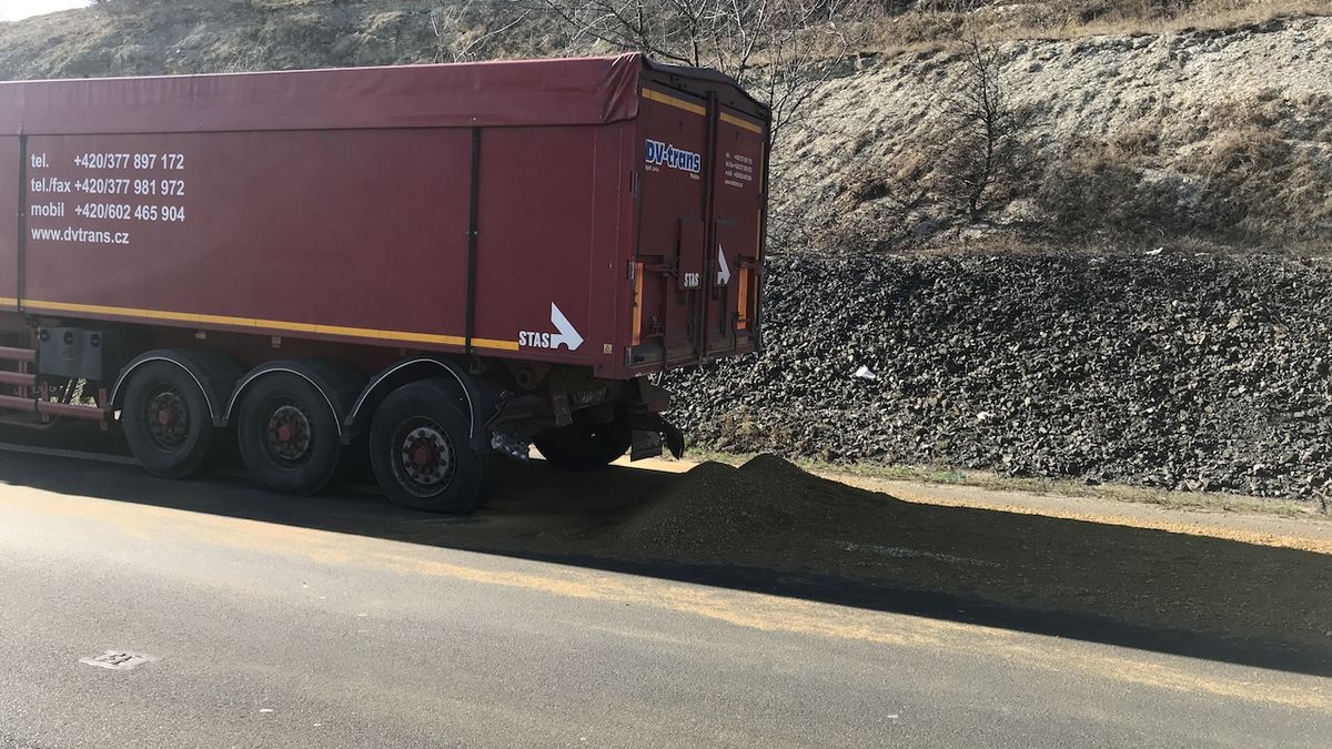 Z nákladního auta se vysypal písek.