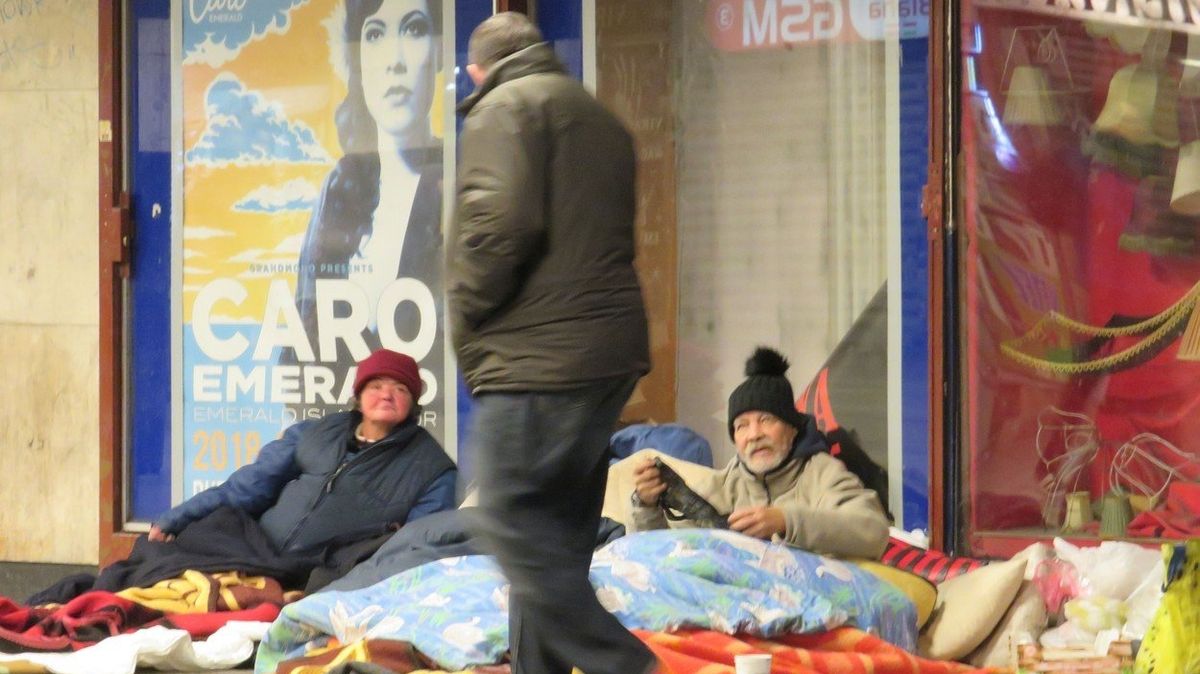 Bezdomovci v Budapešti (snímek z prosince 2017)