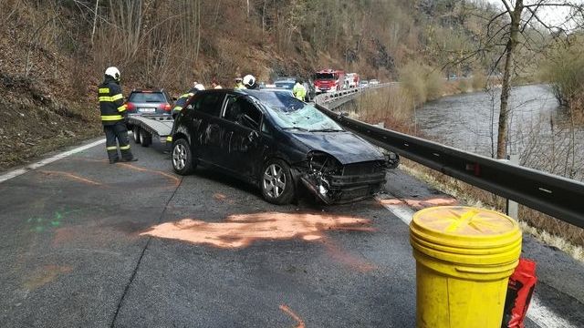 Ujíždějící řidič naboural dvě auta.