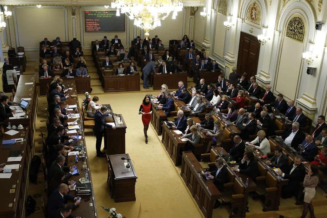 Záznam: Poslanci na mimořádné schůzi projednávají návrh KSČM na zdanění státních náhrad církvím