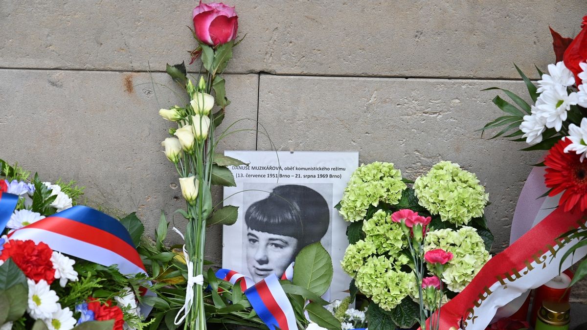 Lidé položili květiny 21. srpna 2019 na Moravském náměstí v Brně, kde v roce 1969 tragicky zahynula Danuše Muzikářová. Osmnáctiletou dívku při demonstraci proti okupaci zasáhla kulka zezadu do hlavy, když utíkala před kordonem policistů a milicionářů.