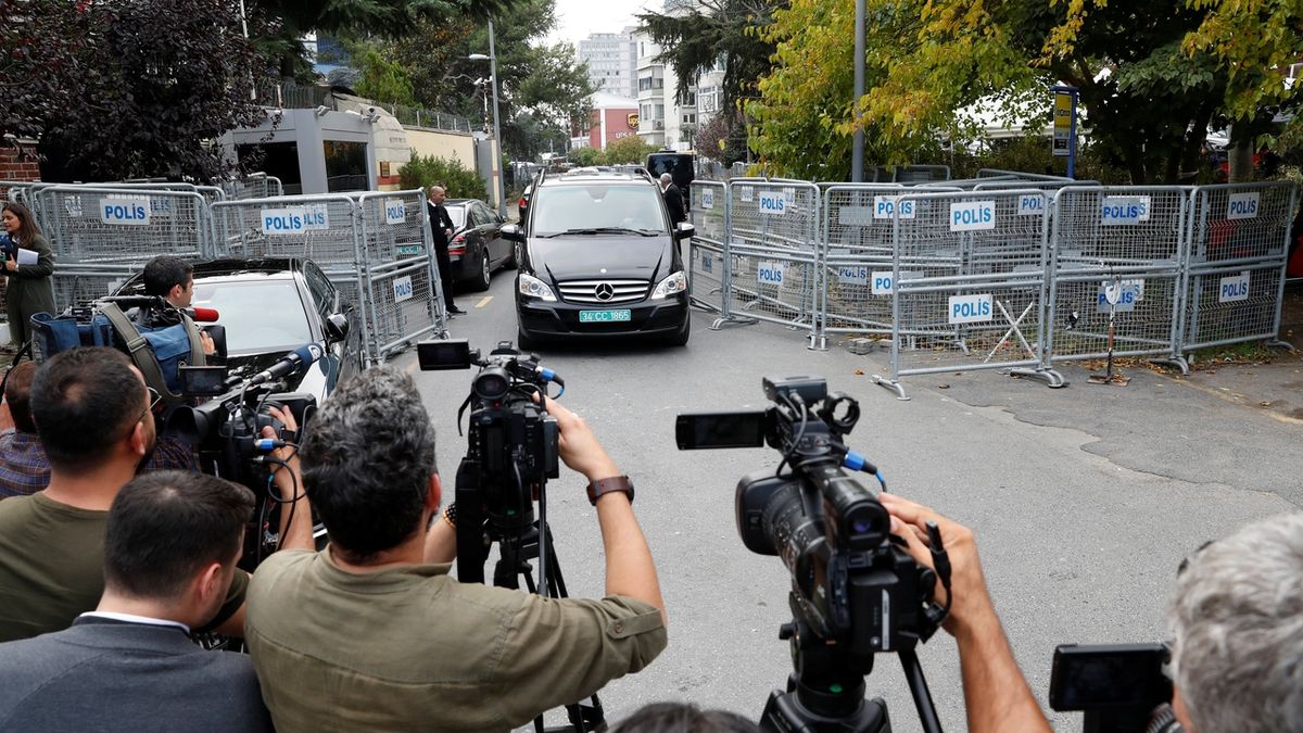 Vozidlo s diplomatickou značkou vyjíždí z areálu saúdskoarabského konzulátu v Istambulu. 