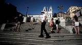 Za posezení na Španělských schodech v Římě hrozí pokuta deset tisíc