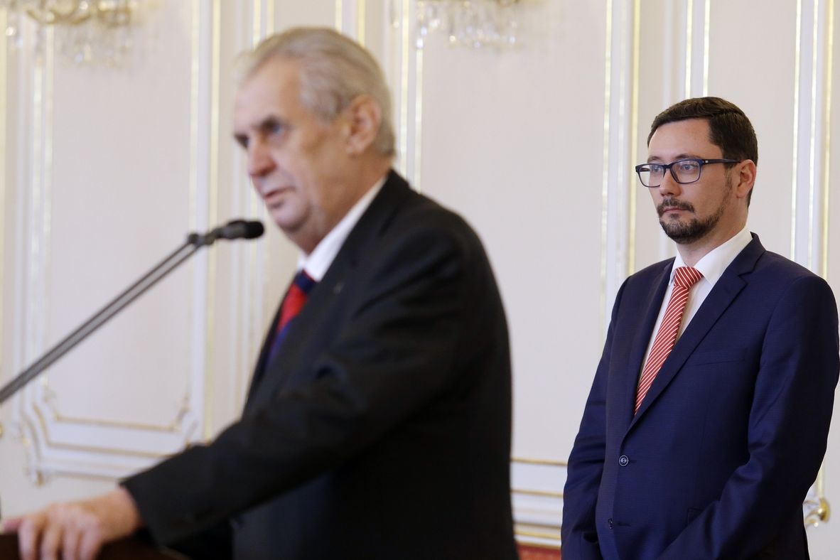 Mluvčí Hradu Jiří Ovčáček, v popředí prezident Miloš Zeman