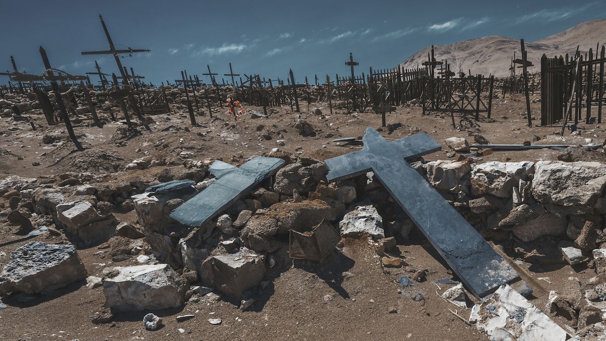 Popadané kříže, odkryté hroby, otevřené rakve a známky těžby hned několik decimetrů od okraje hřbitova. Takový je krchov v chilském městě duchů La Noria.