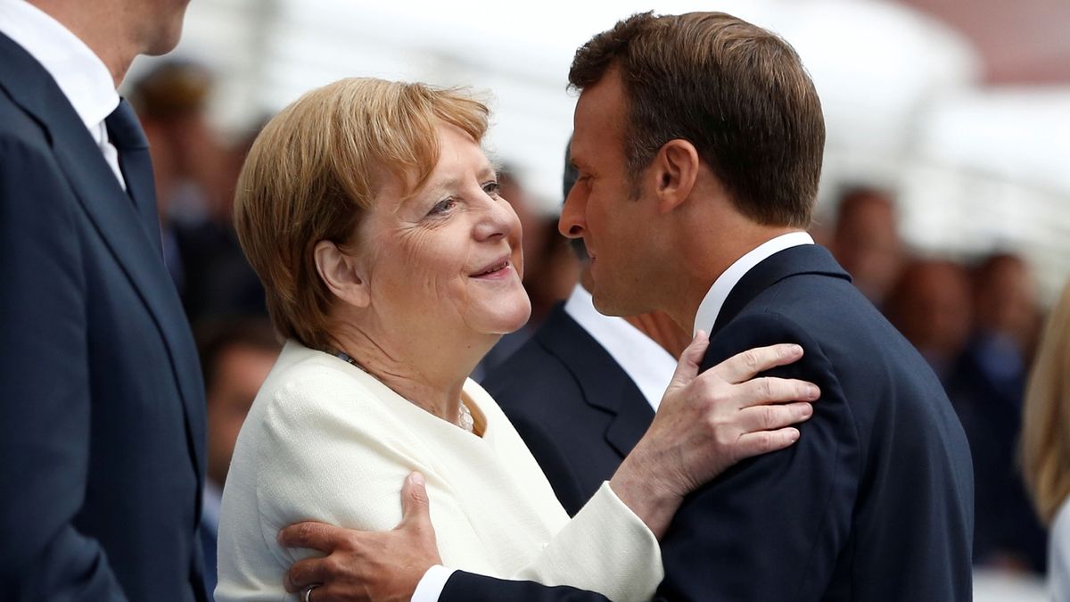 Oslav francouzského státního svátku v Paříži se účastnila také německá kancléřka Angela Merkelová 