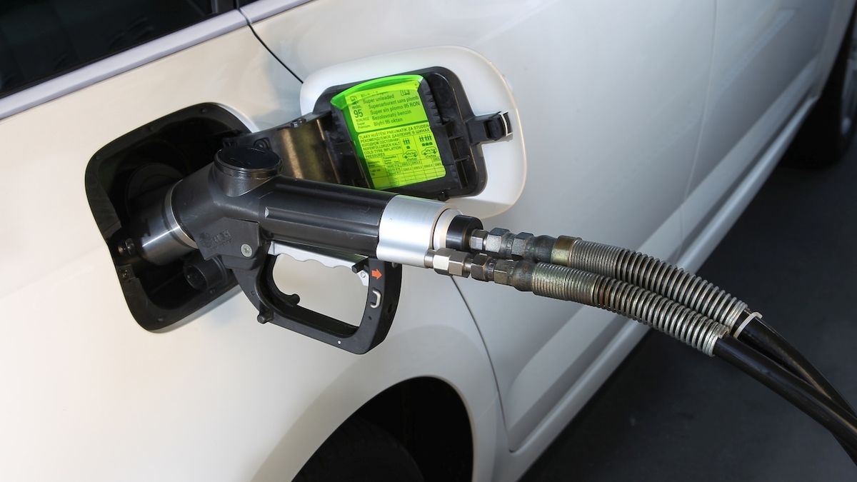 CNG se tankuje stejně jako benzín - u Octavie G-Tec je plnicí hrdlo pod stejným krytem. I doba tankování je podobná jako u benzínového auta.