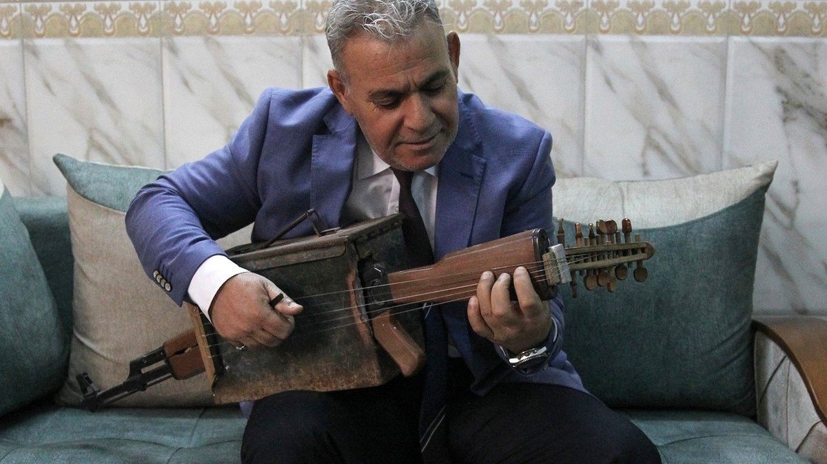 Iráčan nechal předělat zbraň na hudební nástroj.