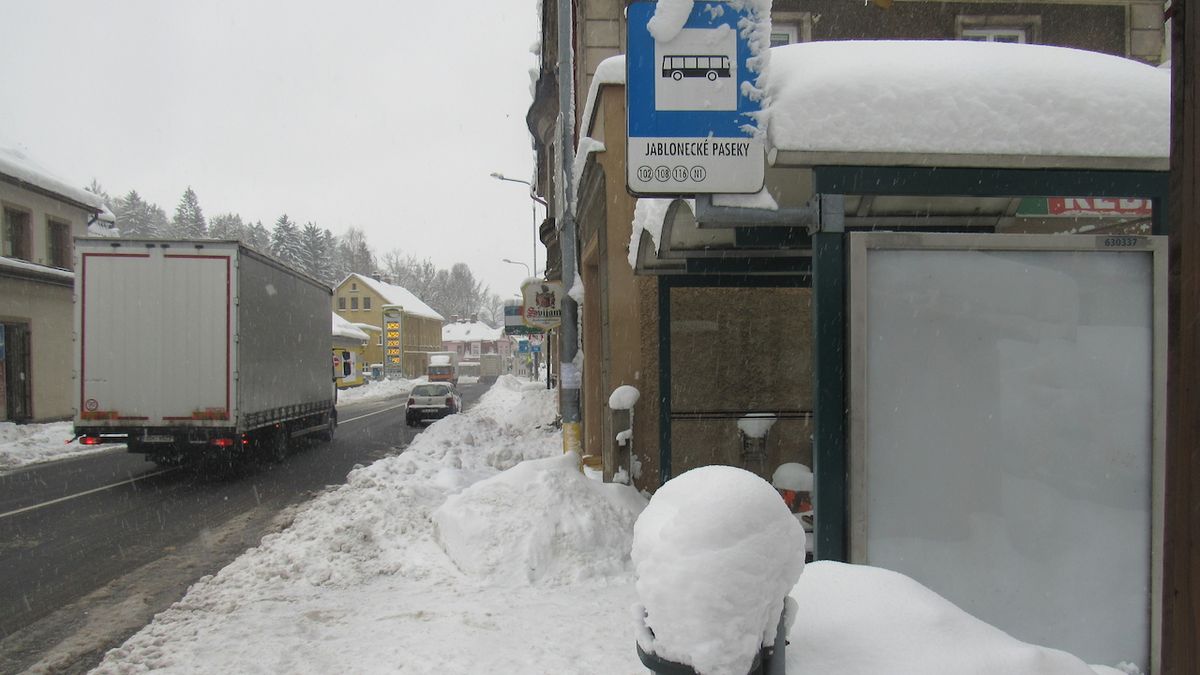 Problémem jsou v Jablonci zasypané zastávky MHD. Silnice jsou holé a autobusy dobře projedou, ale lidé často vystupují do hlubokého sněhu.