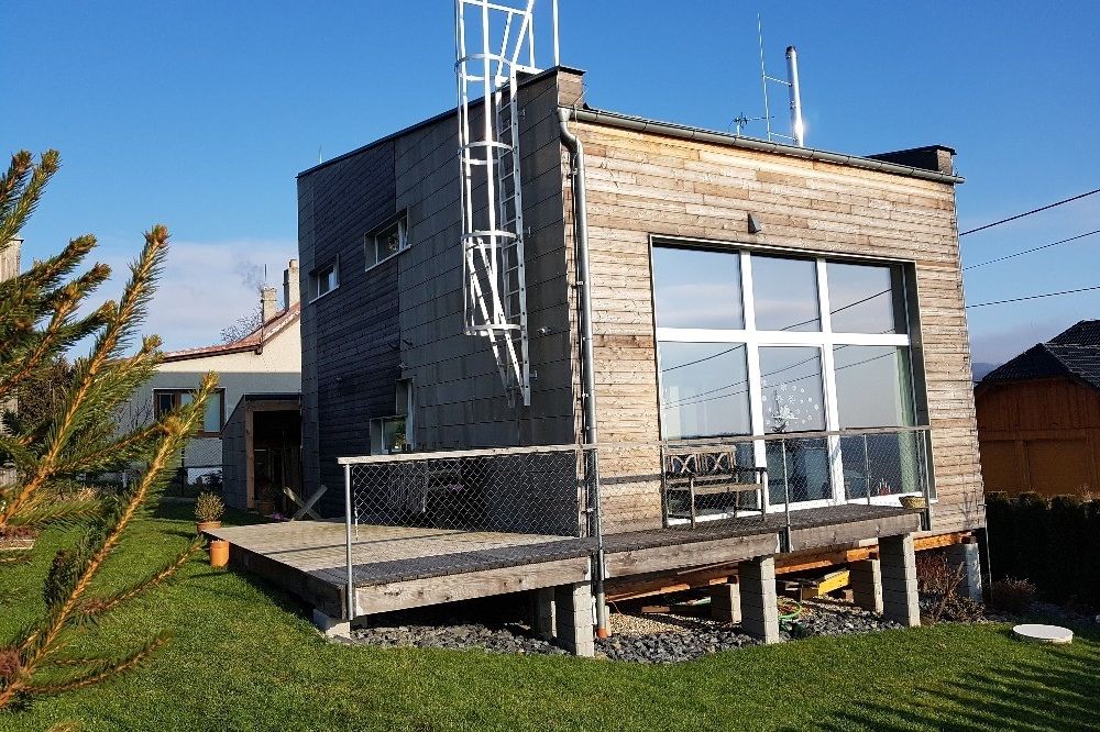 Čtenář si postavil elegantní, kompaktní rodinný dům se zelenou střechou.