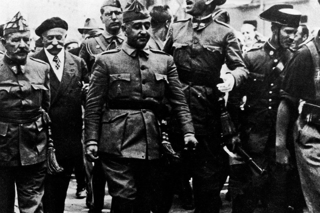 Generál Francisco Franco (uprostřed)