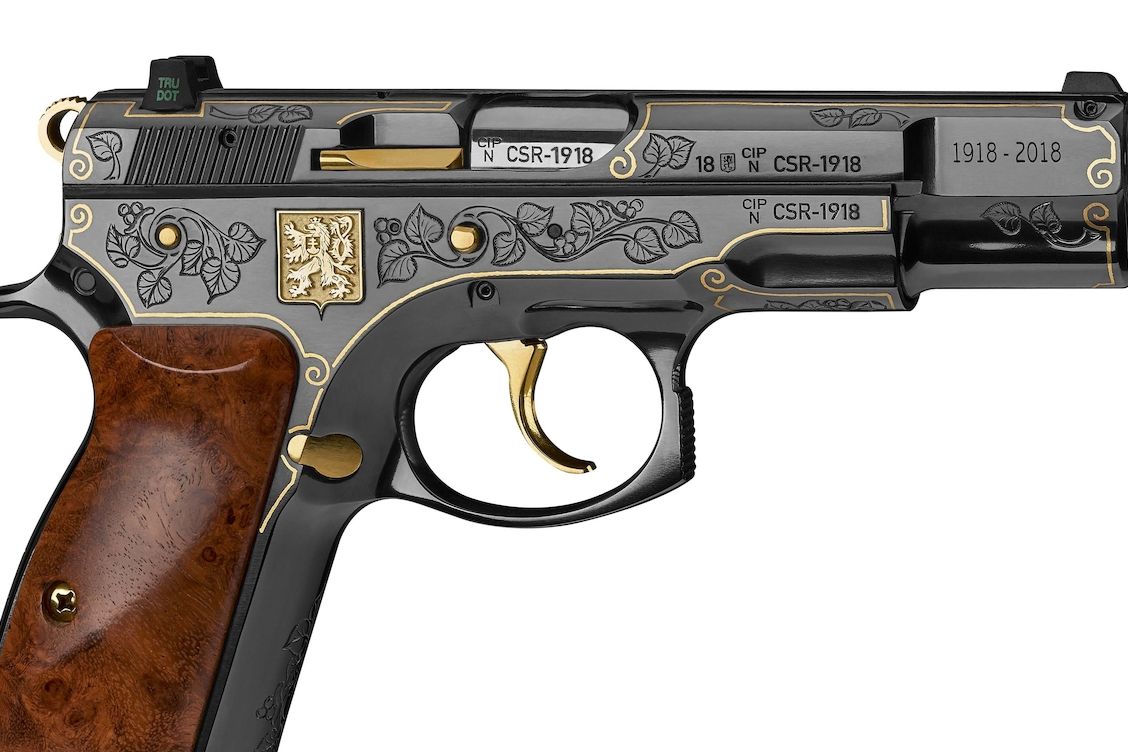Závěr pistole CZ 75 zdobí nápisy v retro písmu. 