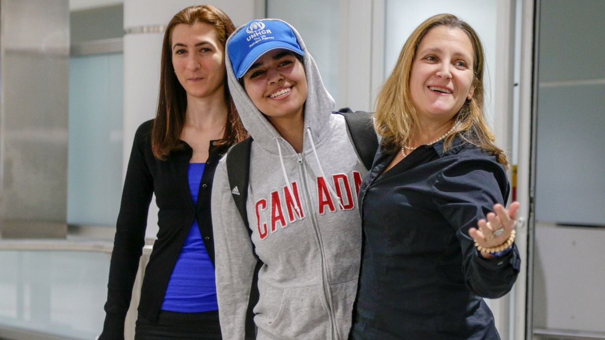 Saúdka Rahaf Mohammed Kunúnová (uprostřed) při příletu na letiště v kanadském Torontu. Přivítat ji přišla ministryně zahraničních věcí Chrystia Freelandová (vpravo) a Saba Abbasová u agentury pro uprchlíky.