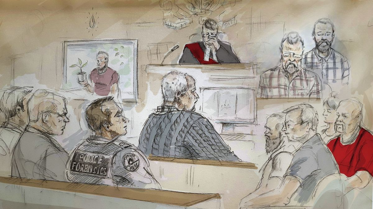 Sériový vrah Bruce McArthur (uprostřed) u soudu
