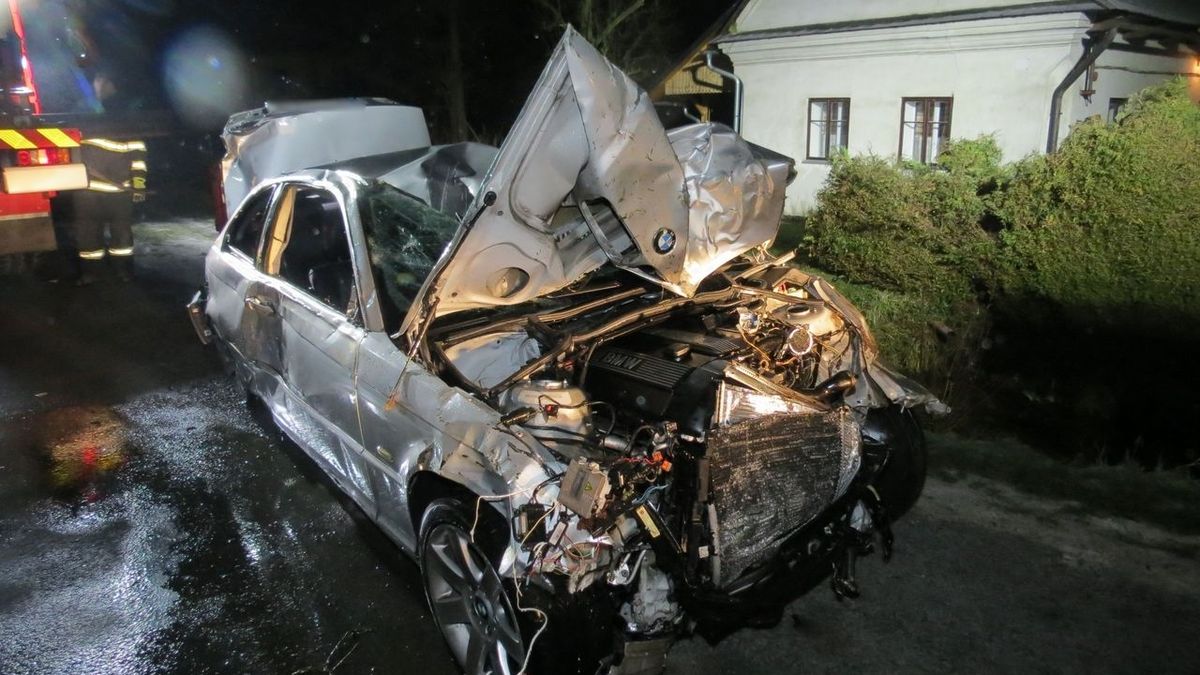 Opilý řidič havaroval a skončil s vozem v říčce Oskavě na Šumpersku.
