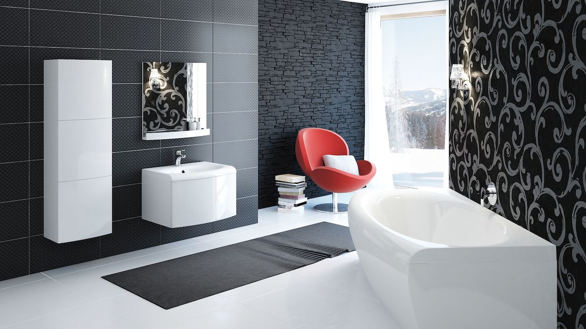 Červené křeslo v luxusní koupelně pocitově prohřívá skladbu černé a bílé, takže jejich kontrast nevypadá studeně. Podobnou službu by prokázal koupelnový textil v hřejivých tónech.