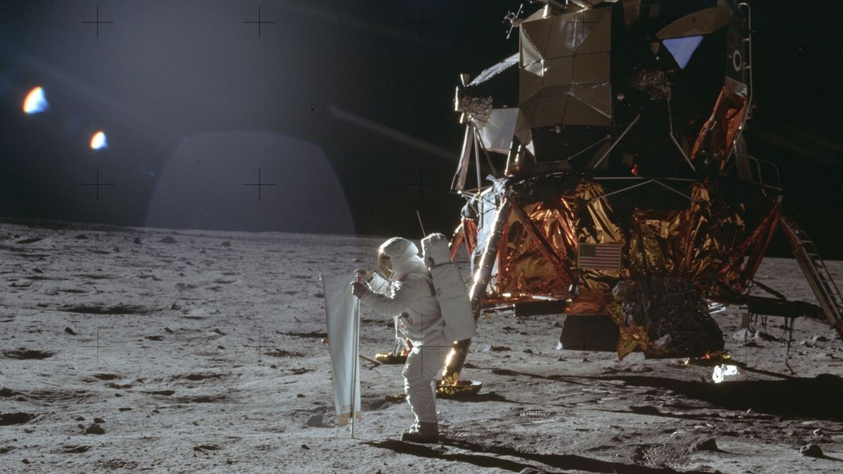 Astronaut Buzz Aldrin měří sluneční vítr u lunárního modulu Apolla 11. 