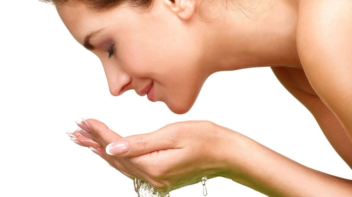 Oplachování čistou vodou po odlíčení pokožce prospívá. 