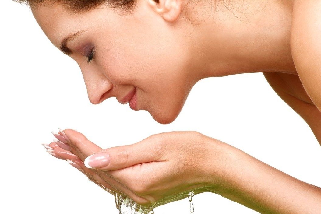 Oplachování čistou vodou po odlíčení pokožce prospívá. 