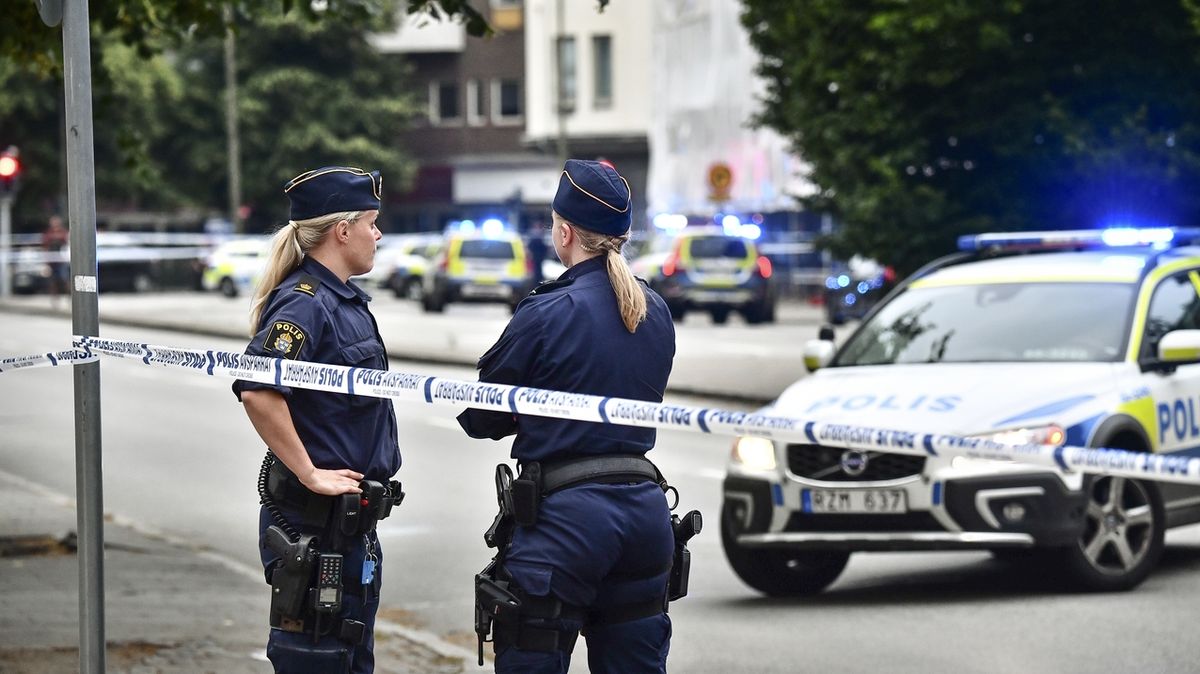 Policisté zasahují na místě střelby ve švédském Malmö.