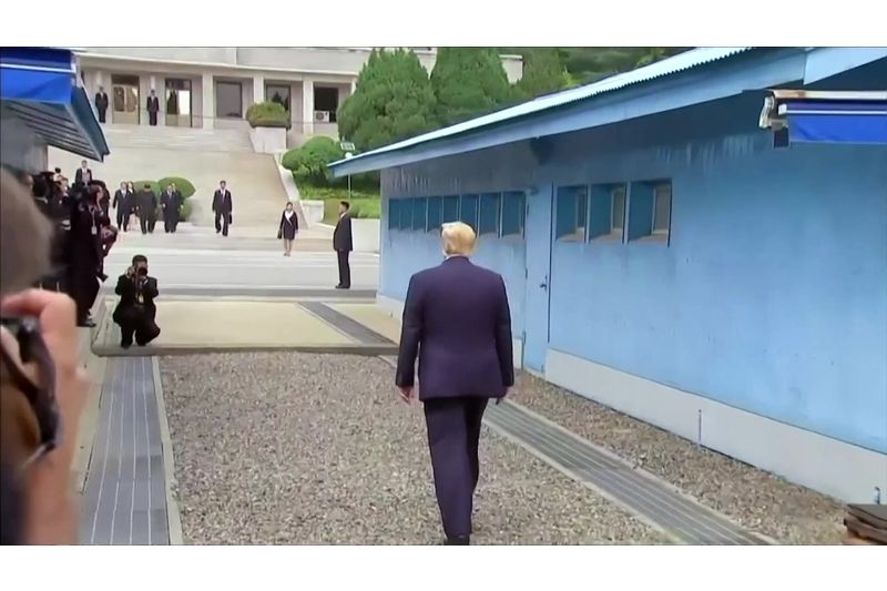BEZ KOMENTÁŘE: Donald Trump se setkal s Kim Čong-unem