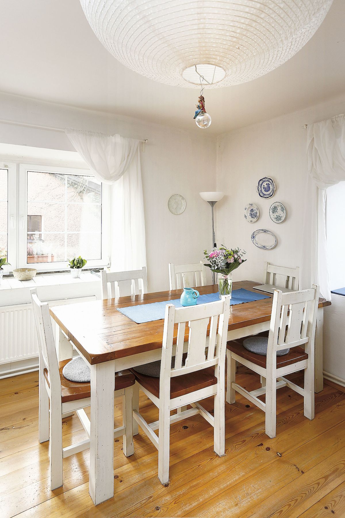 Ozdobou největší a nejobývanější místnosti je i jídelní stůl nově vyrobený ze starého dřeva.