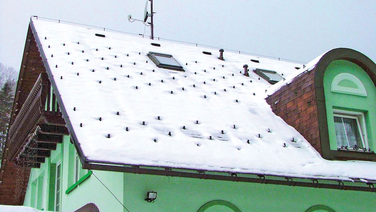 Protisněhové háky se umisťují do plochy střechy a zabraňují sněhu v pohybu. Tvary háků se liší podle krytiny. Cena od 30 Kč/ks.