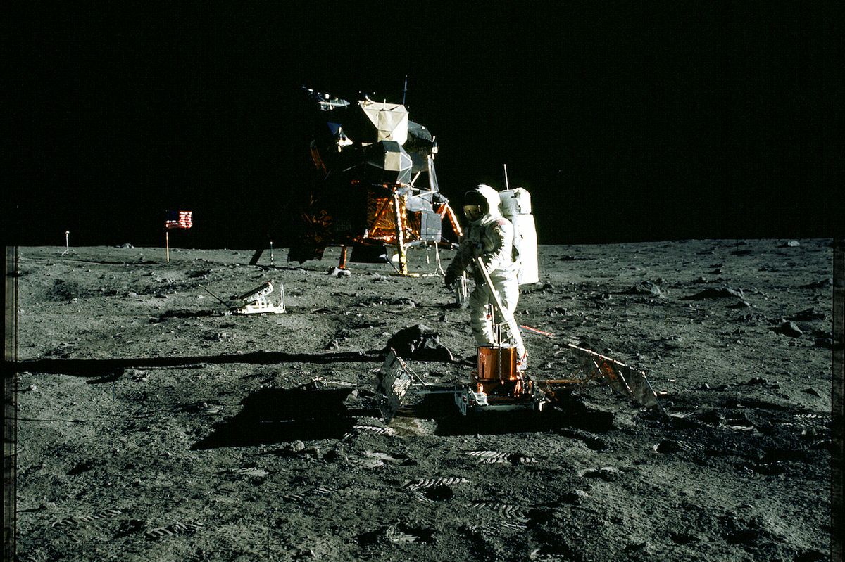Edwin Aldrin připravující seismograf na povrchu Měsíce.